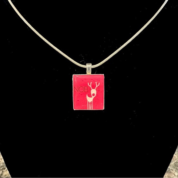 Hand Crafted “Noel” Reindeer Pendant - Dark Pink - Picture 1 of 2